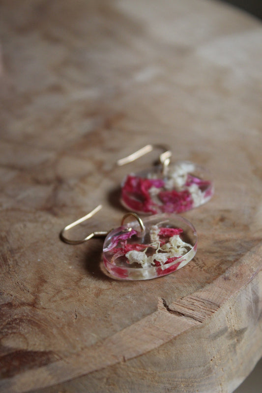 Boucles d’oreilles artisanales en acier inoxydable avec résine et fleurs séchées