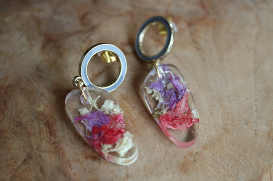 Boucles d’oreilles artisanales en acier inoxydable avec résine et fleurs séchées