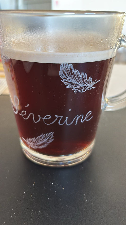 Tasse en verre transparent avec gravure délicate, création artisanale unique, produit éco-responsable.