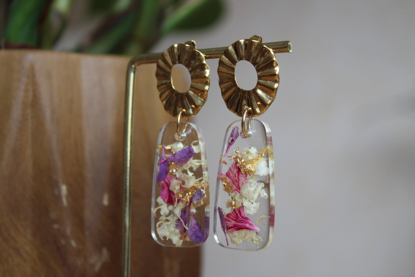 Boucles d’oreilles artisanales en acier inoxydable avec résine et fleurs séchées