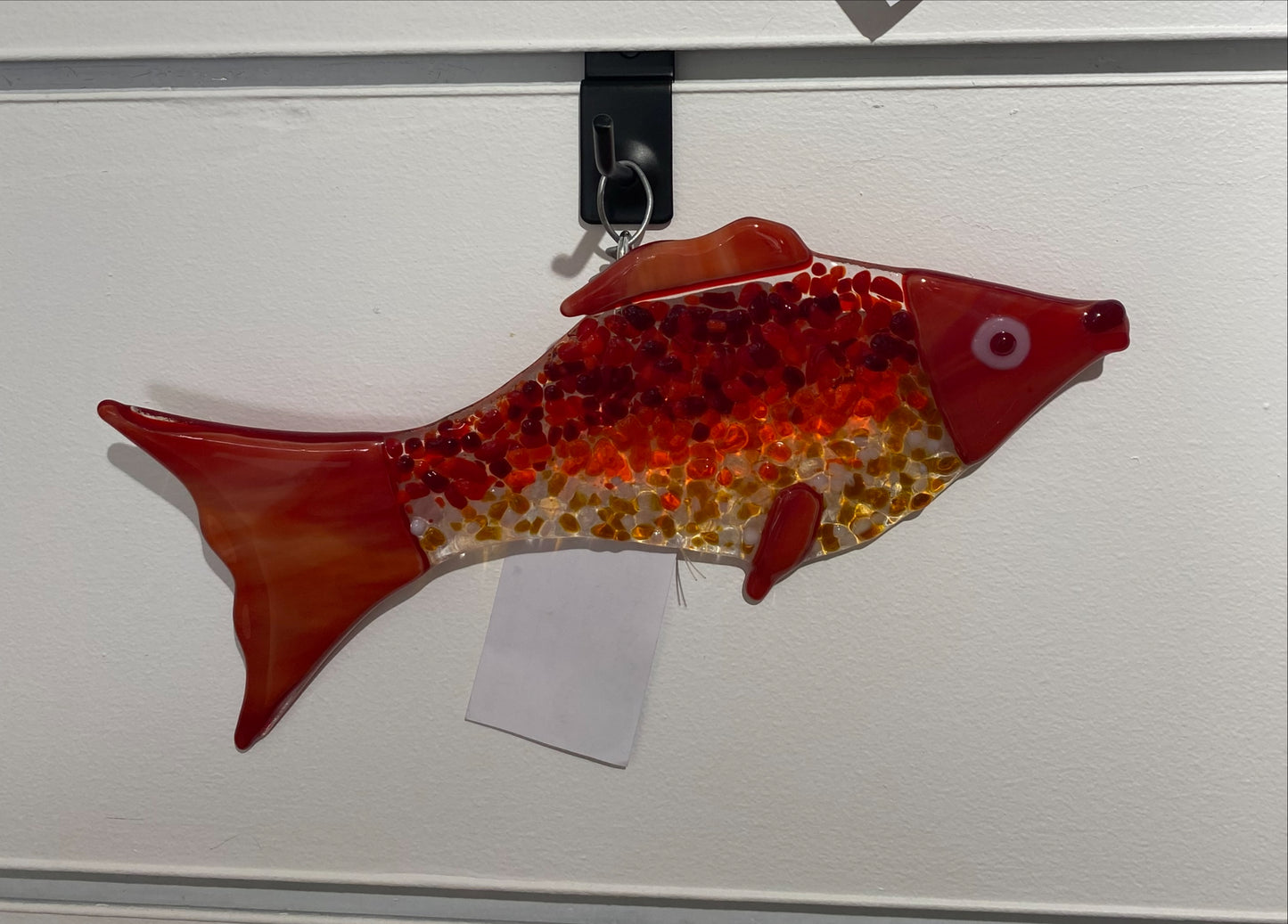 Poisson décoratif en verre fusionné rouge et orange, création artisanale unique, décoration artisanale éco-responsable.
