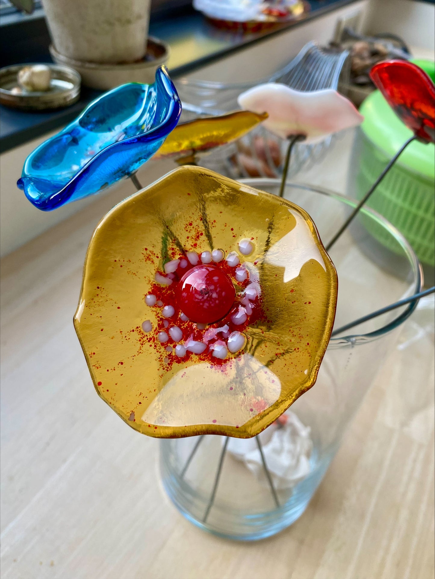 Fleur artisanale en verre fusionné turquoise avec cœur jaune lumineux, création unique éco-responsable.