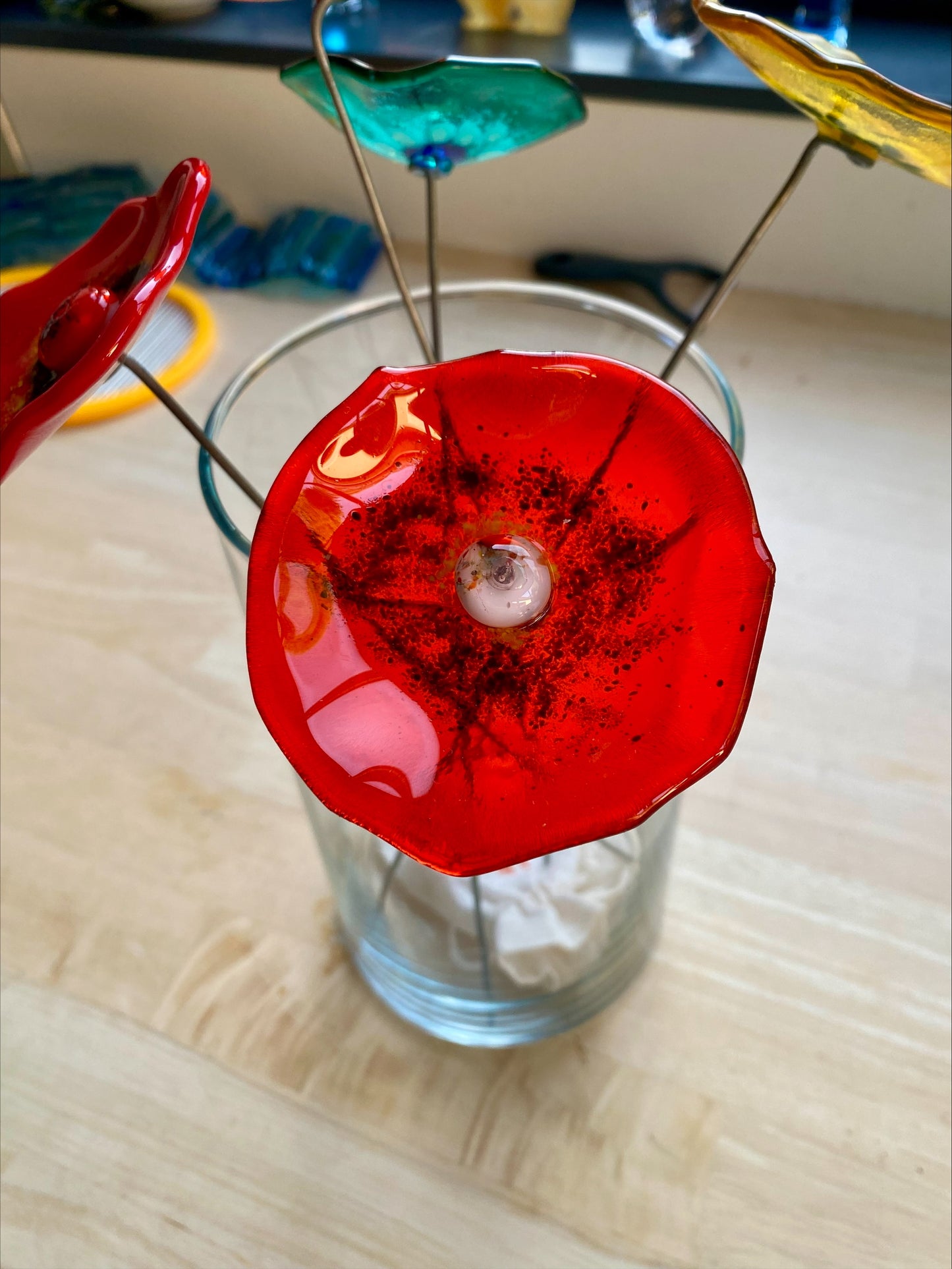 Fleur artisanale en verre fusionné turquoise avec cœur jaune lumineux, création unique éco-responsable.