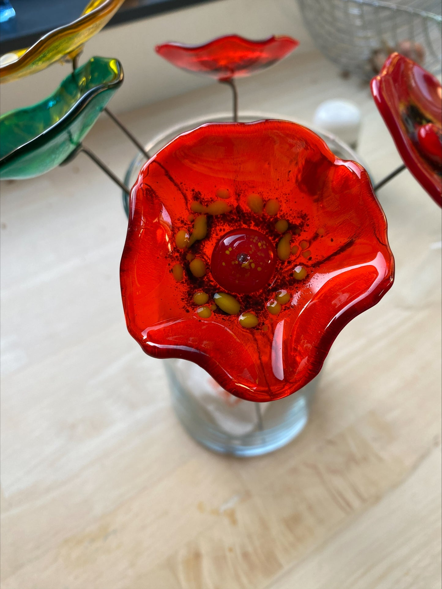 Fleur artisanale en verre fusionné turquoise avec cœur jaune lumineux, création unique éco-responsable.