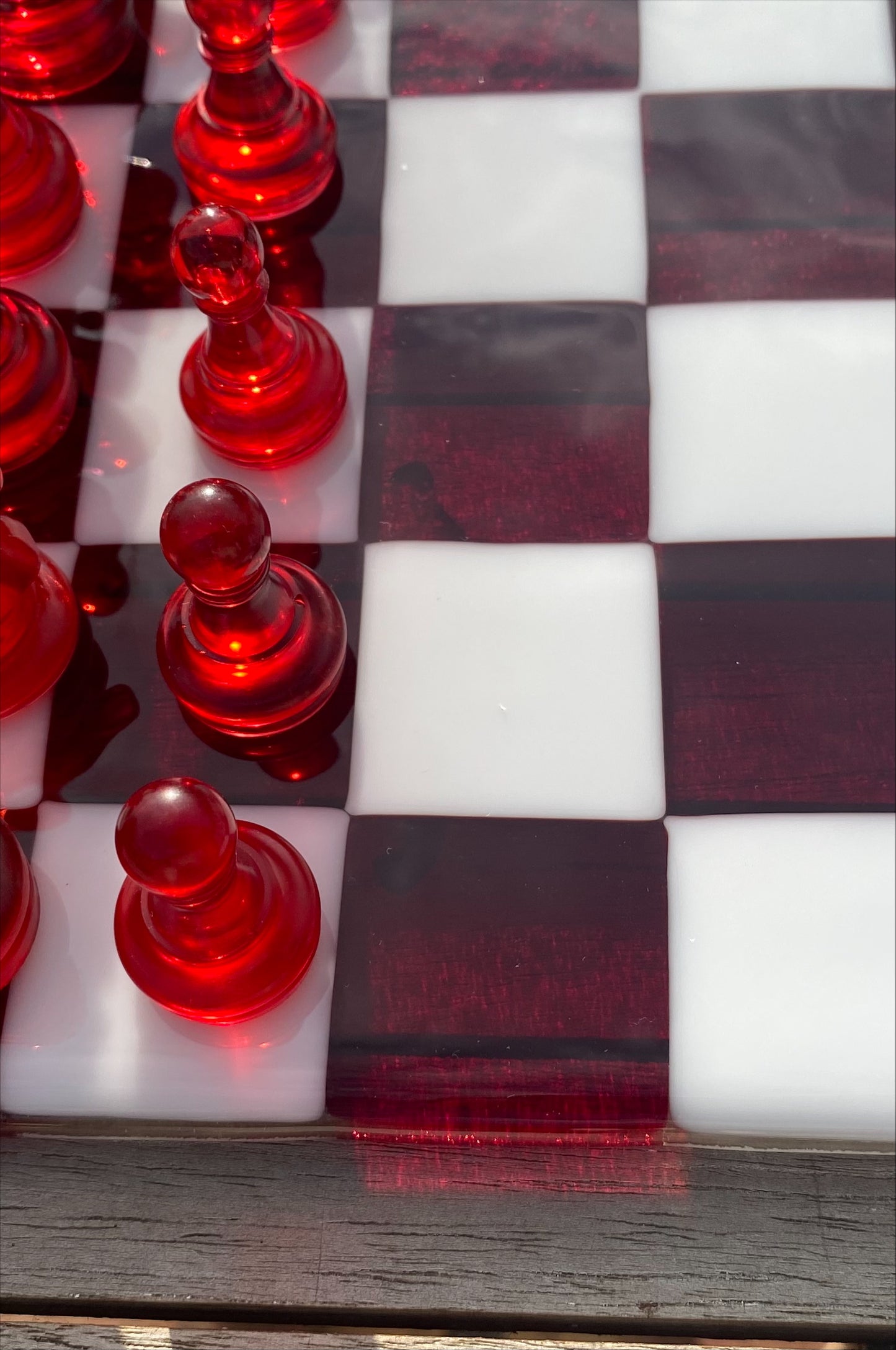Échiquier en verre artisanat d'art avec pièces rouges transparentes et blanches opaque, création artisanale unique.