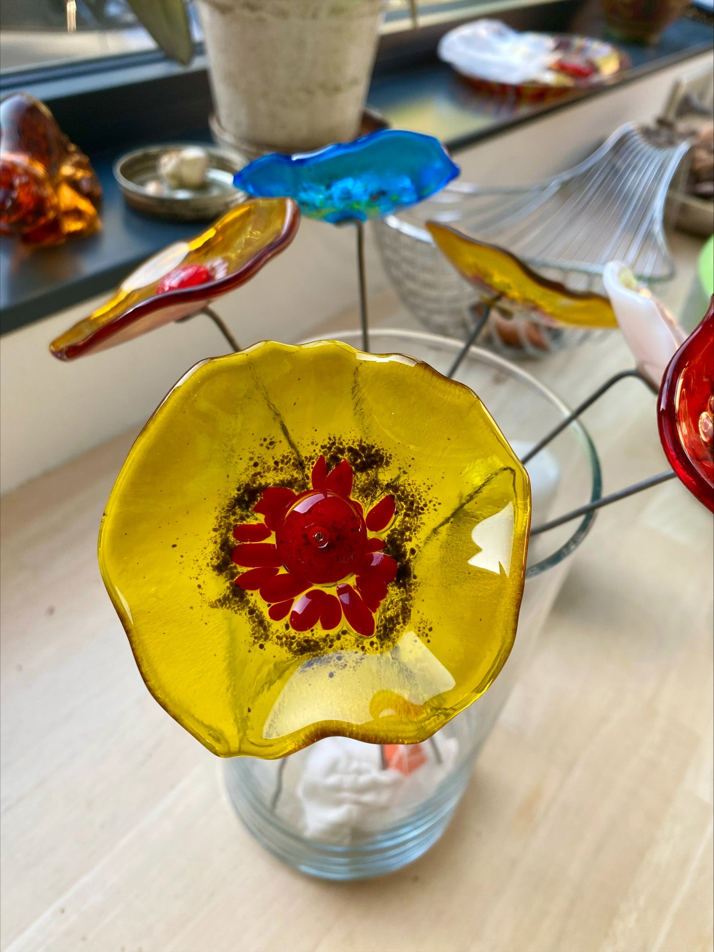 Fleur artisanale en verre fusionné turquoise avec cœur jaune lumineux, création unique éco-responsable.