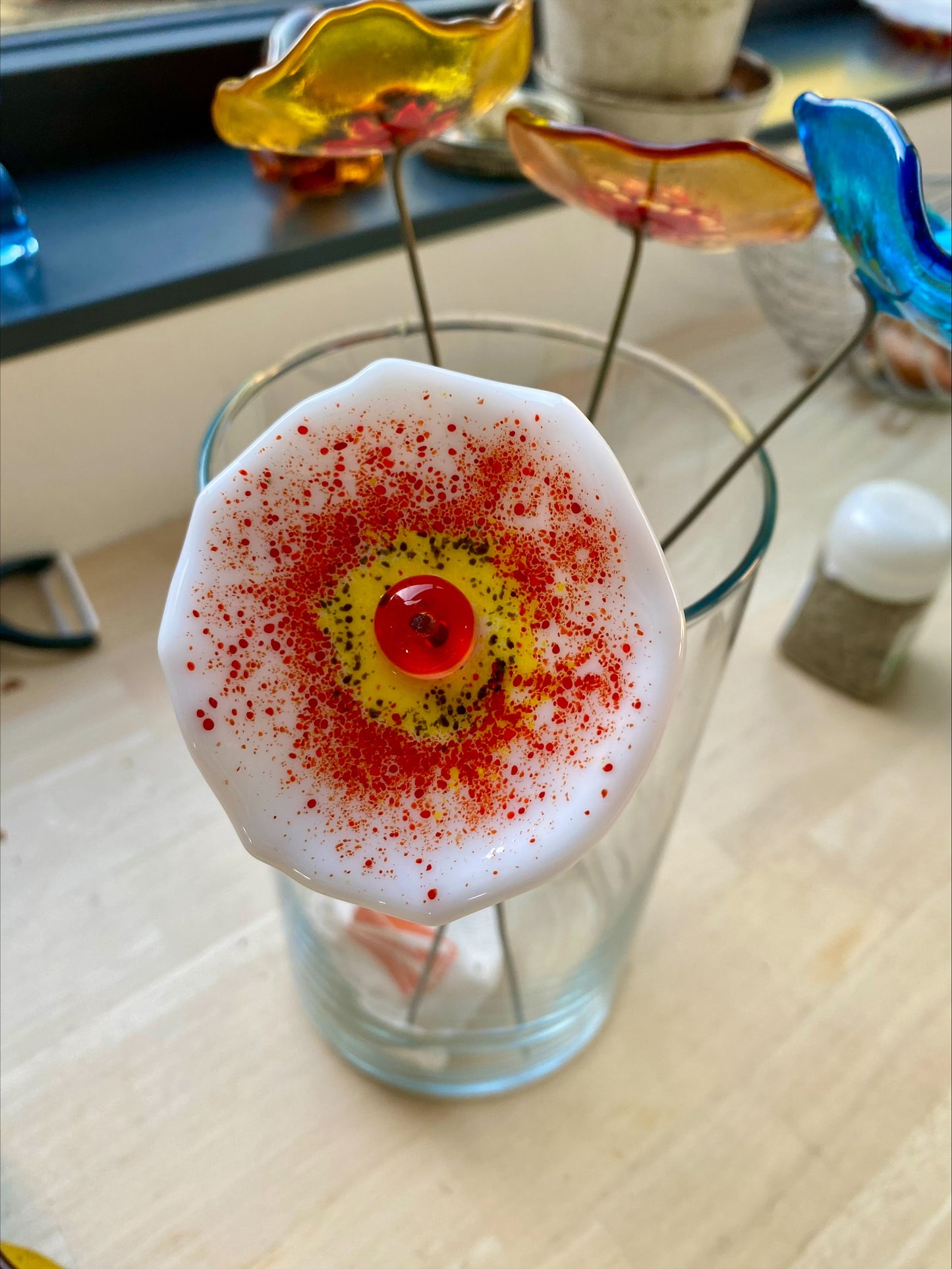 Fleur artisanale en verre fusionné turquoise avec cœur jaune lumineux, création unique éco-responsable.