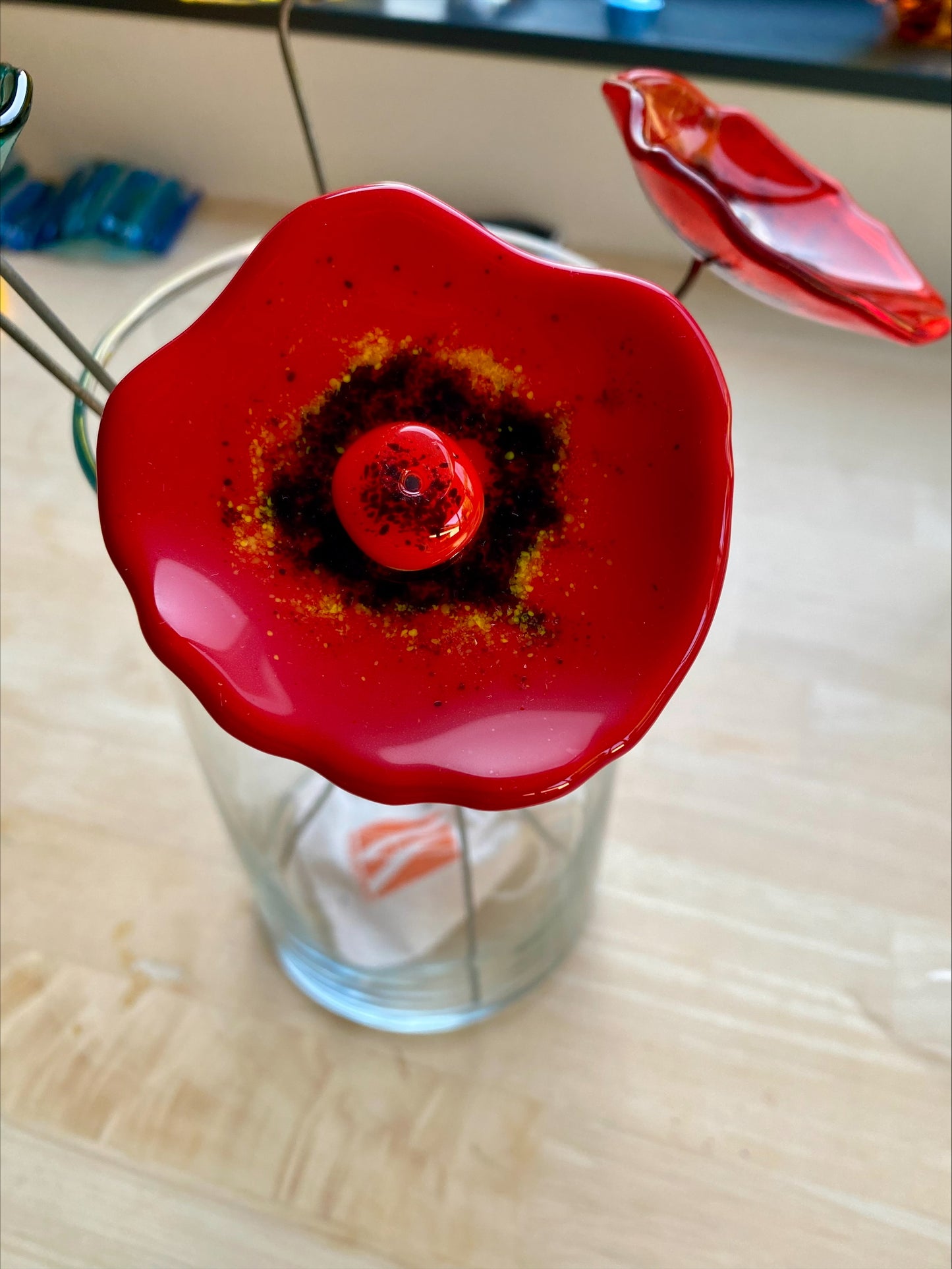 Fleur artisanale en verre fusionné turquoise avec cœur jaune lumineux, création unique éco-responsable.