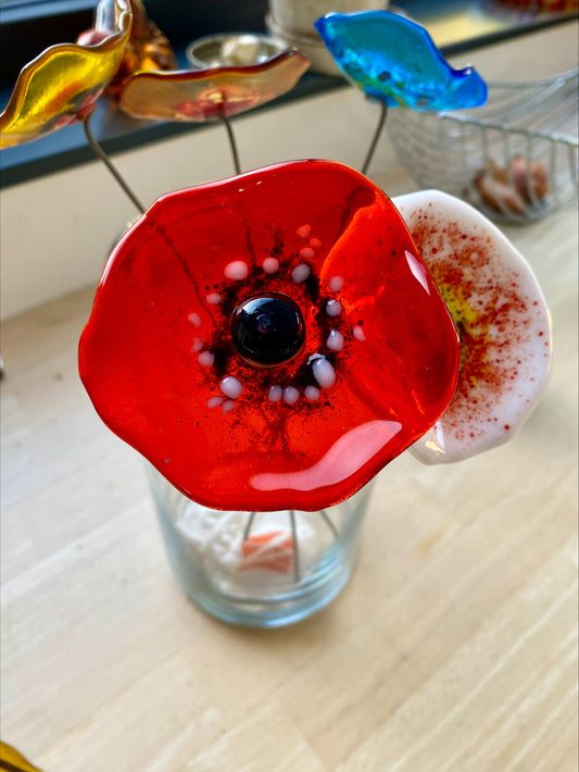 Fleur artisanale en verre fusionné turquoise avec cœur jaune lumineux, création unique éco-responsable.