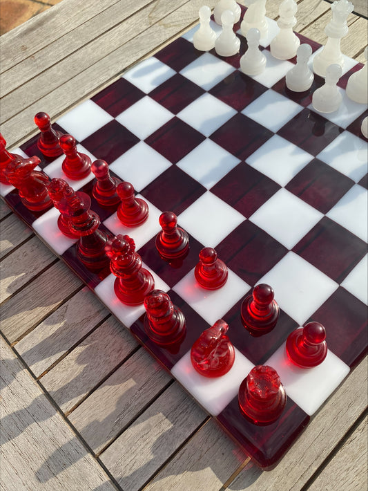 Échiquier en verre artisanat d'art avec pièces rouges transparentes et blanches opaque, création artisanale unique.