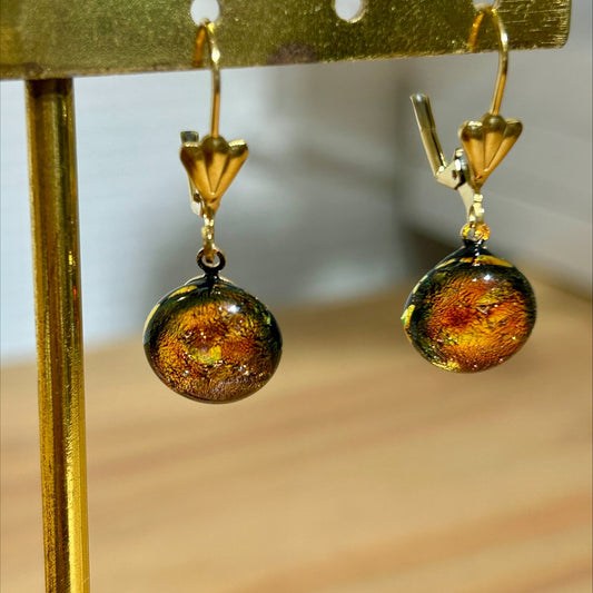 Boucles d'oreilles rondes en résine couleur ambre, bijou fait main, création artisanale unique et produit éco-responsable.