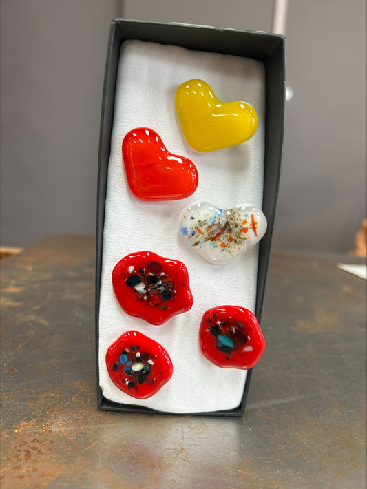 Broches artisanales en verre soufflé rouge, jaune et multicolore, créations artisanales uniques, bijou fait main écologique.