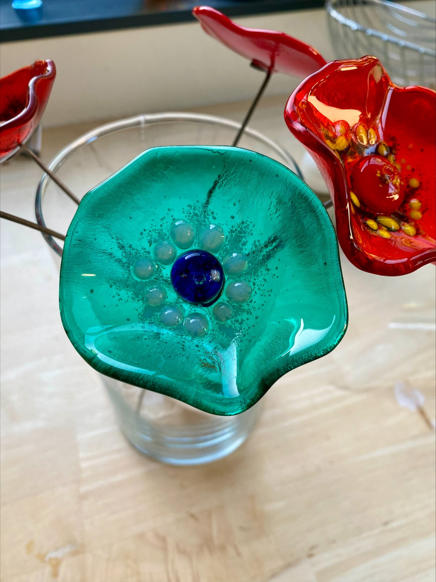 Fleur artisanale en verre fusionné turquoise avec cœur jaune lumineux, création unique éco-responsable.