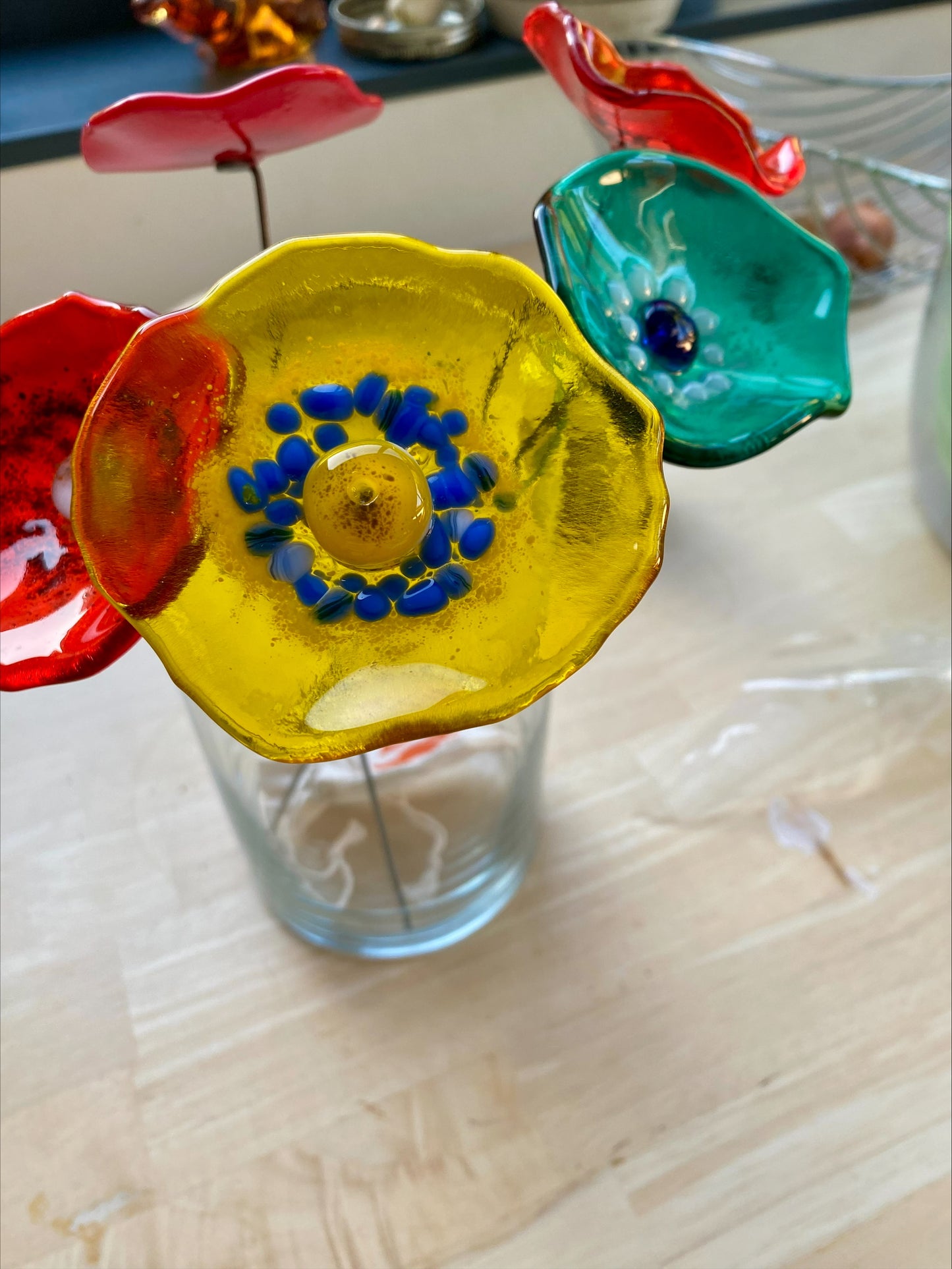 Fleur artisanale en verre fusionné turquoise avec cœur jaune lumineux, création unique éco-responsable.