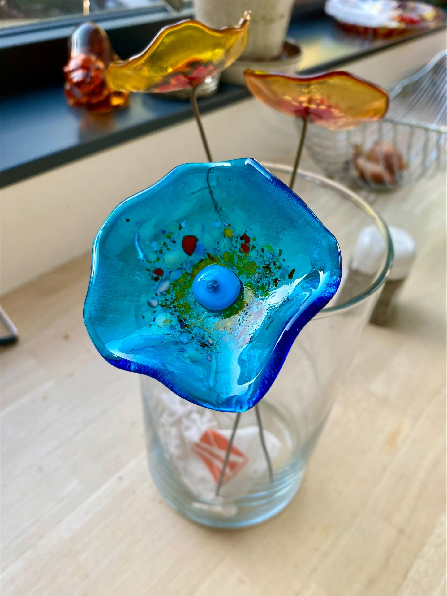 Fleur artisanale en verre fusionné turquoise avec cœur jaune lumineux, création unique éco-responsable.