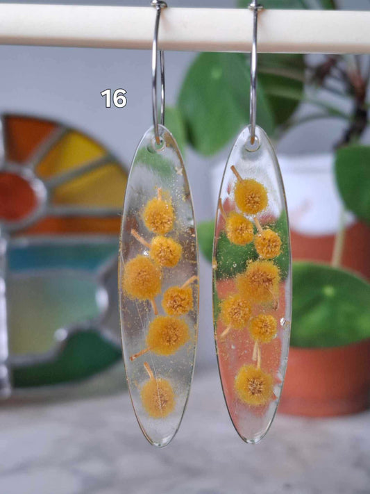 Boucles d’oreilles artisanales en résine claire avec fleurs jaunes séchées, bijou fait main, produit éco-responsable, œuvre.