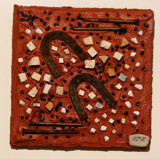 Carré en terre cuite rouge avec motifs et incrustations blanches, artisanat d'art unique, décoration artisanale.