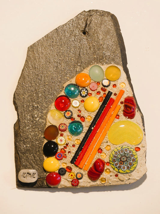 Plaque artisanale en pierre avec billes colorées en verre, œuvre unique, décoration artisanale éco-responsable.
