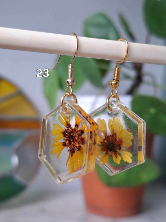 Boucles d’oreilles artisanales en résine hexagonale avec fleur jaune séchée, bijou fait main, produit éco-responsable,.