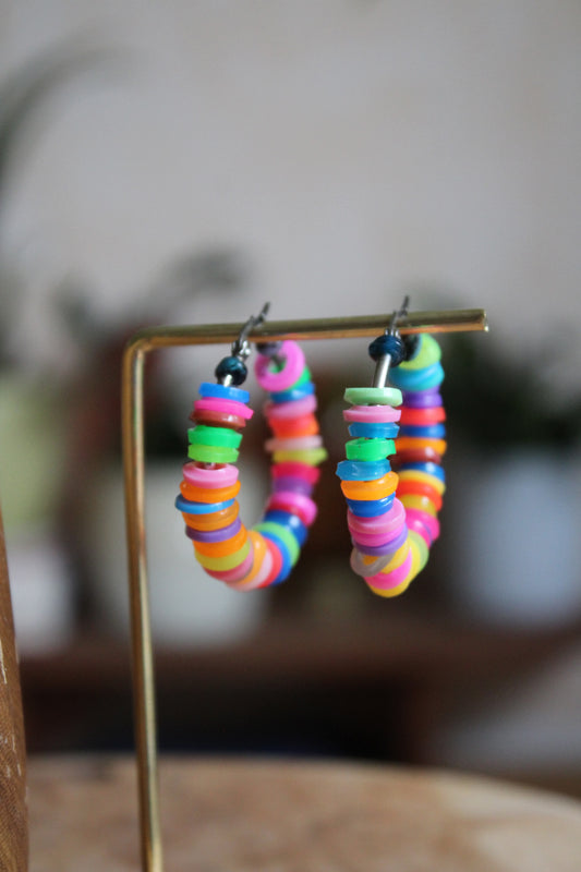 Boucles d’oreilles créoles perles multicolores