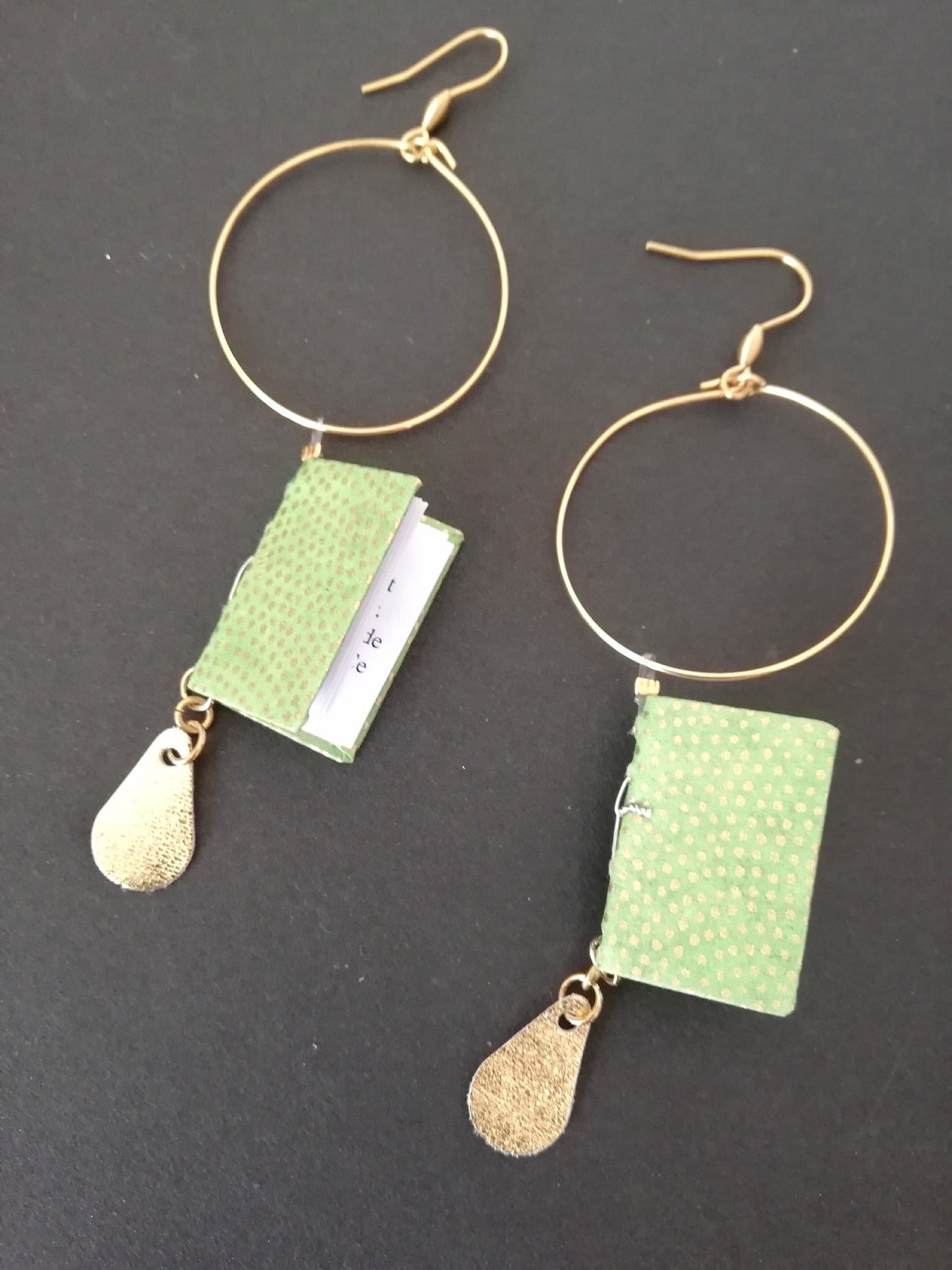 Boucle d'oreilles livre et cuir Chloé Lefèvre