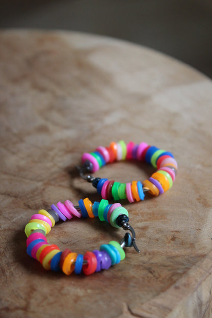 Boucles d’oreilles créoles perles multicolores