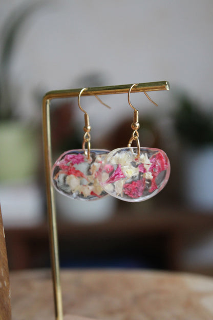 Boucles d’oreilles artisanales en acier inoxydable avec résine et fleurs séchées