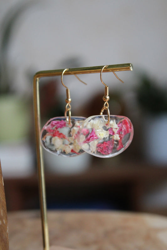 Boucles d’oreilles artisanales en acier inoxydable avec résine et fleurs séchées