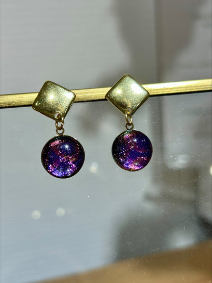 Boucles d'oreilles artisanales avec pendentifs ronds violets scintillants et attaches dorées, bijou fait main, œuvre unique, .