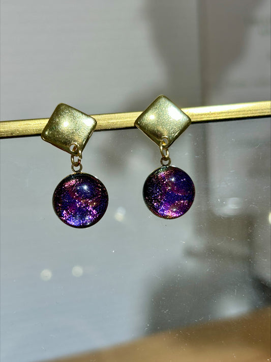 Boucles d'oreilles artisanales avec pendentifs ronds violets scintillants et attaches dorées, bijou fait main, œuvre unique, .