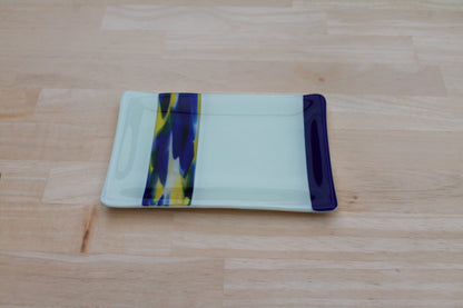 Plateau café en verre beige et bleu, création artisanale unique, décor artisanal éco-responsable.