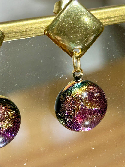 Boucles d'oreilles artisanales avec pendentifs ronds violets scintillants et attaches dorées, bijou fait main, œuvre unique, .