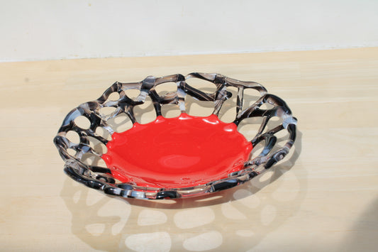Vide-poche en céramique artisanale, centre rouge vif et bord ajouré noir et beige, œuvre unique et décoration artisanale.