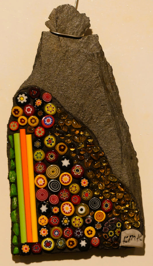 Décoration artisanale en écorce naturelle avec incrustations colorées, œuvre unique d'artisanat d'art éco-responsable.