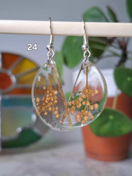 Boucles d’oreilles artisanales en résine claire avec fleurs séchées orange, bijou fait main unique écologique.