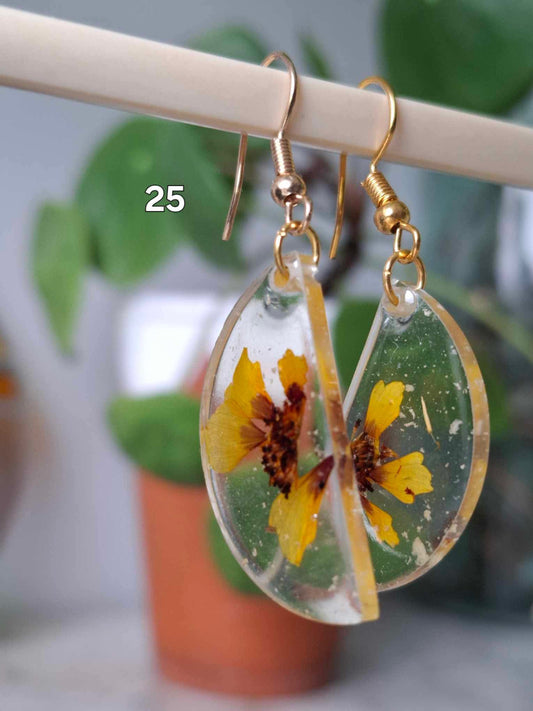 Boucles d’oreilles artisanales en résine transparente avec fleurs jaunes séchées, bijou fait main et produit éco-responsable.