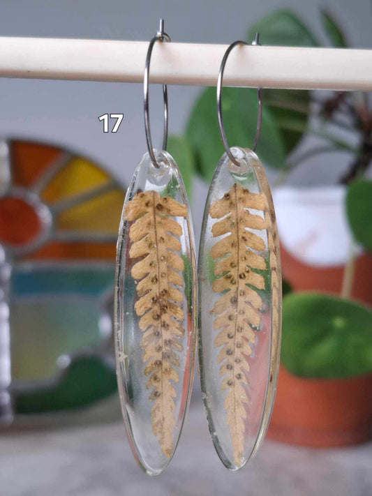 Boucles d’oreilles artisanales en résine transparente avec feuille dorée, bijou fait main et produit éco-responsable, œuvre.