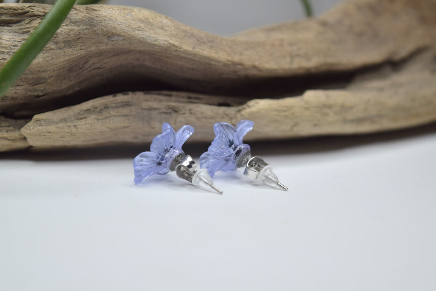 Boucles d’oreilles artisanales en verre Murano violet clair en forme de fleur, bijou fait main unique, produit.