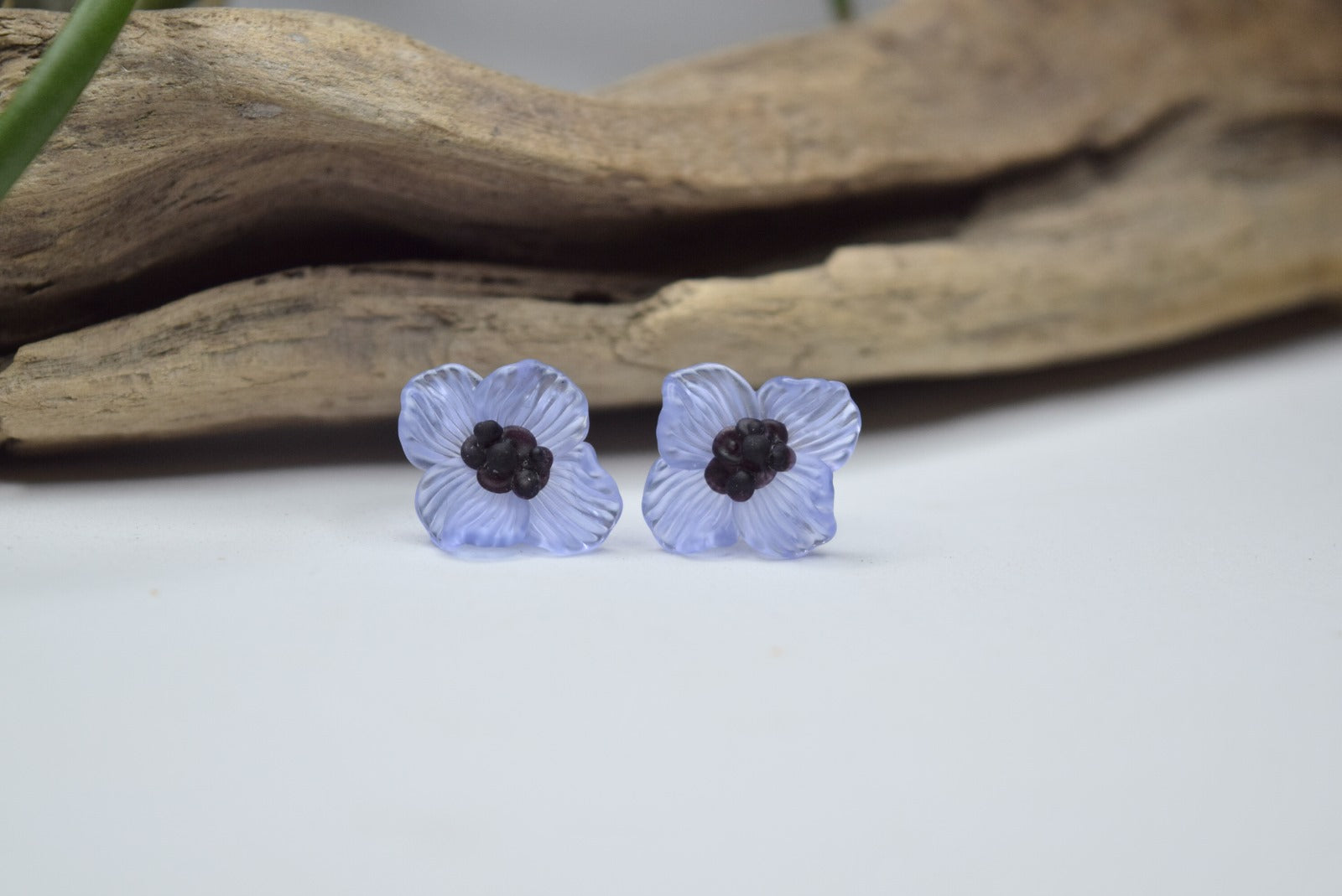 Boucles d’oreilles artisanales en verre Murano violet clair en forme de fleur, bijou fait main unique, produit.