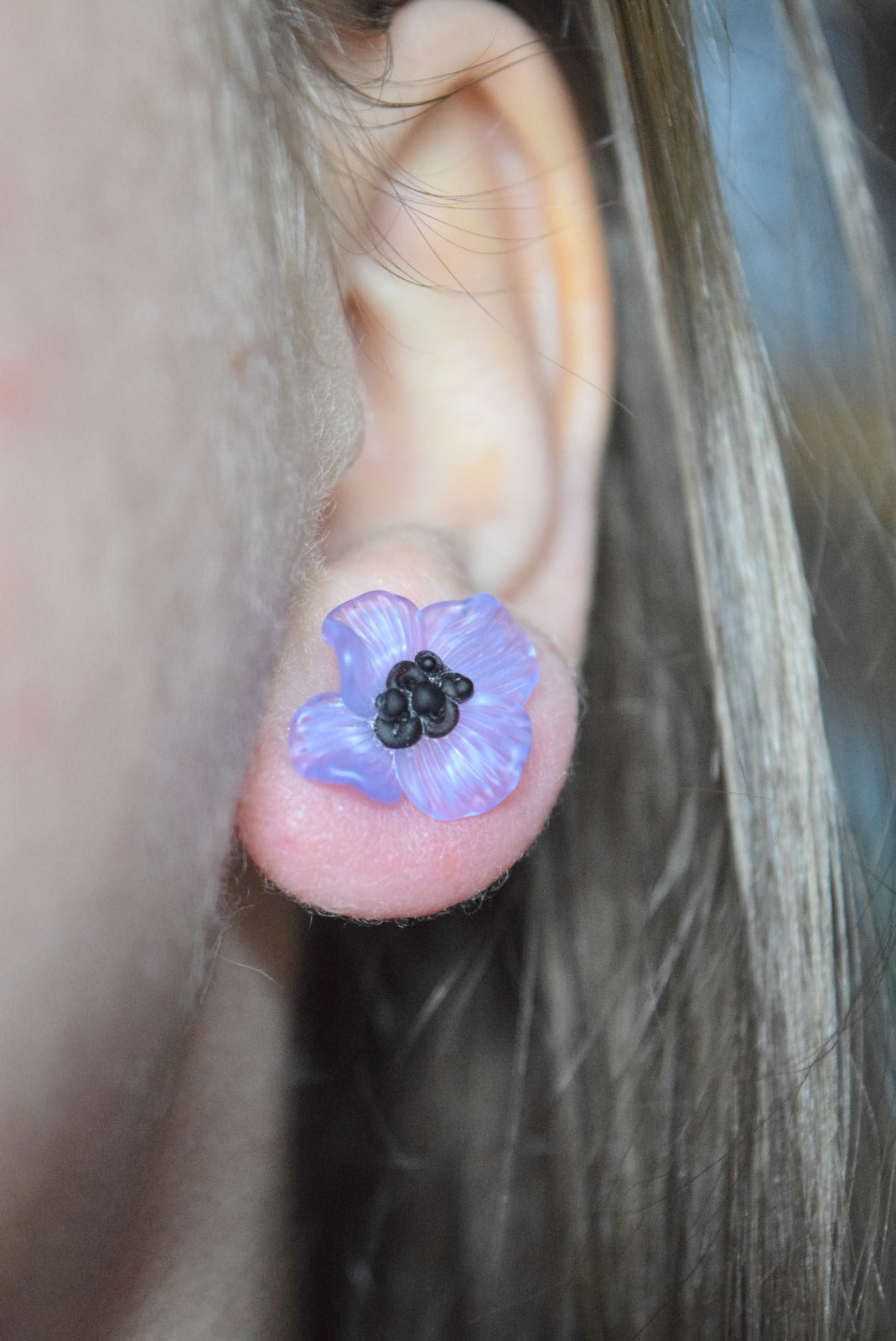 Boucles d’oreilles artisanales en verre Murano violet clair en forme de fleur, bijou fait main unique, produit.