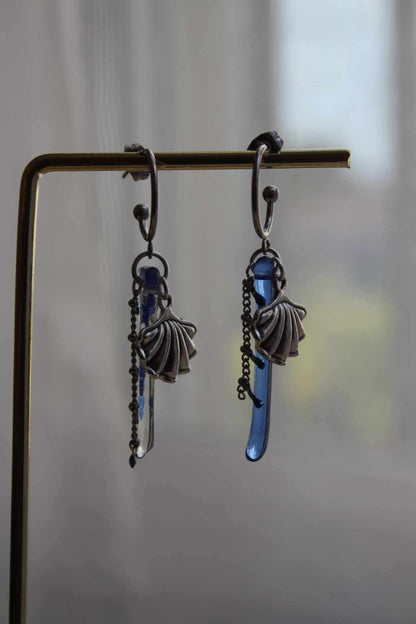 Boucles d’oreilles artisanales en métal vieilli avec pendentifs asymétriques bleu et argent, bijou fait main et œuvre unique .
