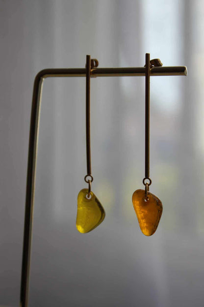 Boucles d’oreilles en verre soufflé jaune et ambré, bijou fait main, oeuvre unique d’artisanat d'art, décoration artisanale.