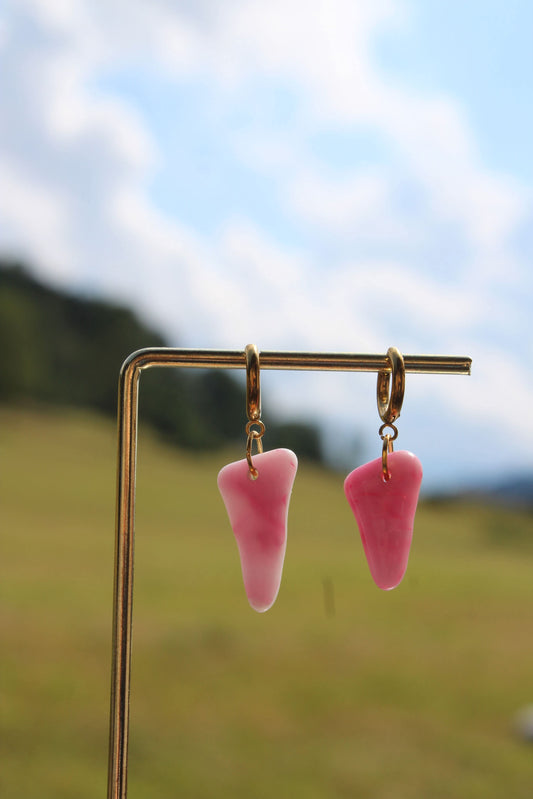Boucles d’oreilles artisanales en verre rose, oeuvre unique et bijou fait main, produit éco-responsable.