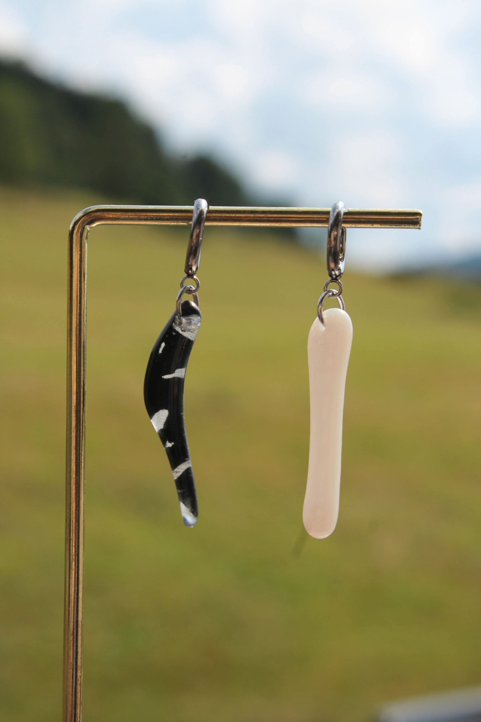 Boucles d’oreilles artisanales en verre noir et blanc, bijou fait main unique, produit éco-responsable.