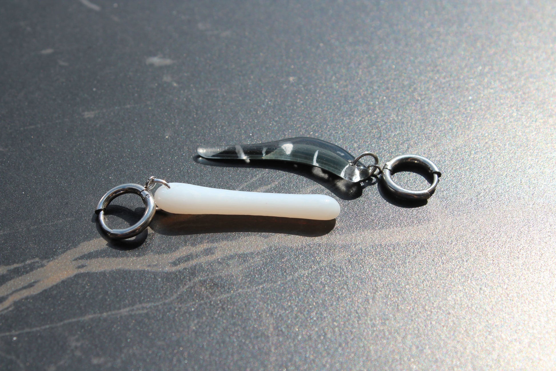 Boucles d’oreilles artisanales en verre noir et blanc, bijou fait main unique, produit éco-responsable.