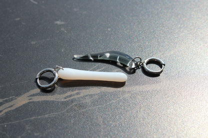 Boucles d’oreilles artisanales en verre noir et blanc, bijou fait main unique, produit éco-responsable.