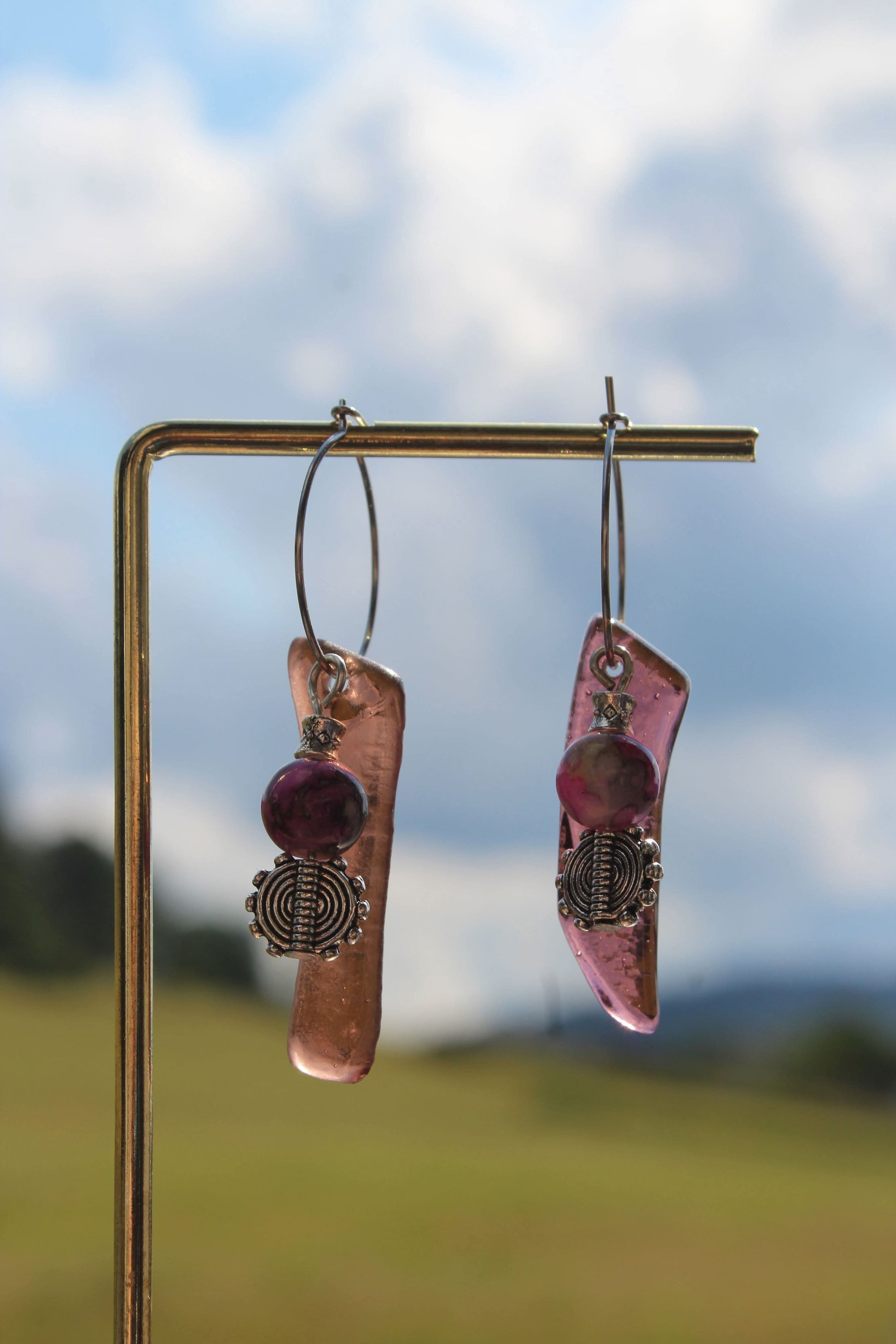 Boucles d’oreilles artisanales en cuivre patiné et perles roses, bijou fait main, œuvre unique éco-responsable.