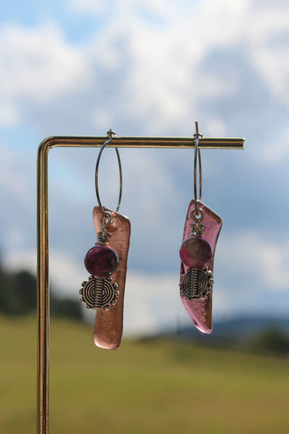 Boucles d’oreilles artisanales en cuivre patiné et perles roses, bijou fait main, œuvre unique éco-responsable.