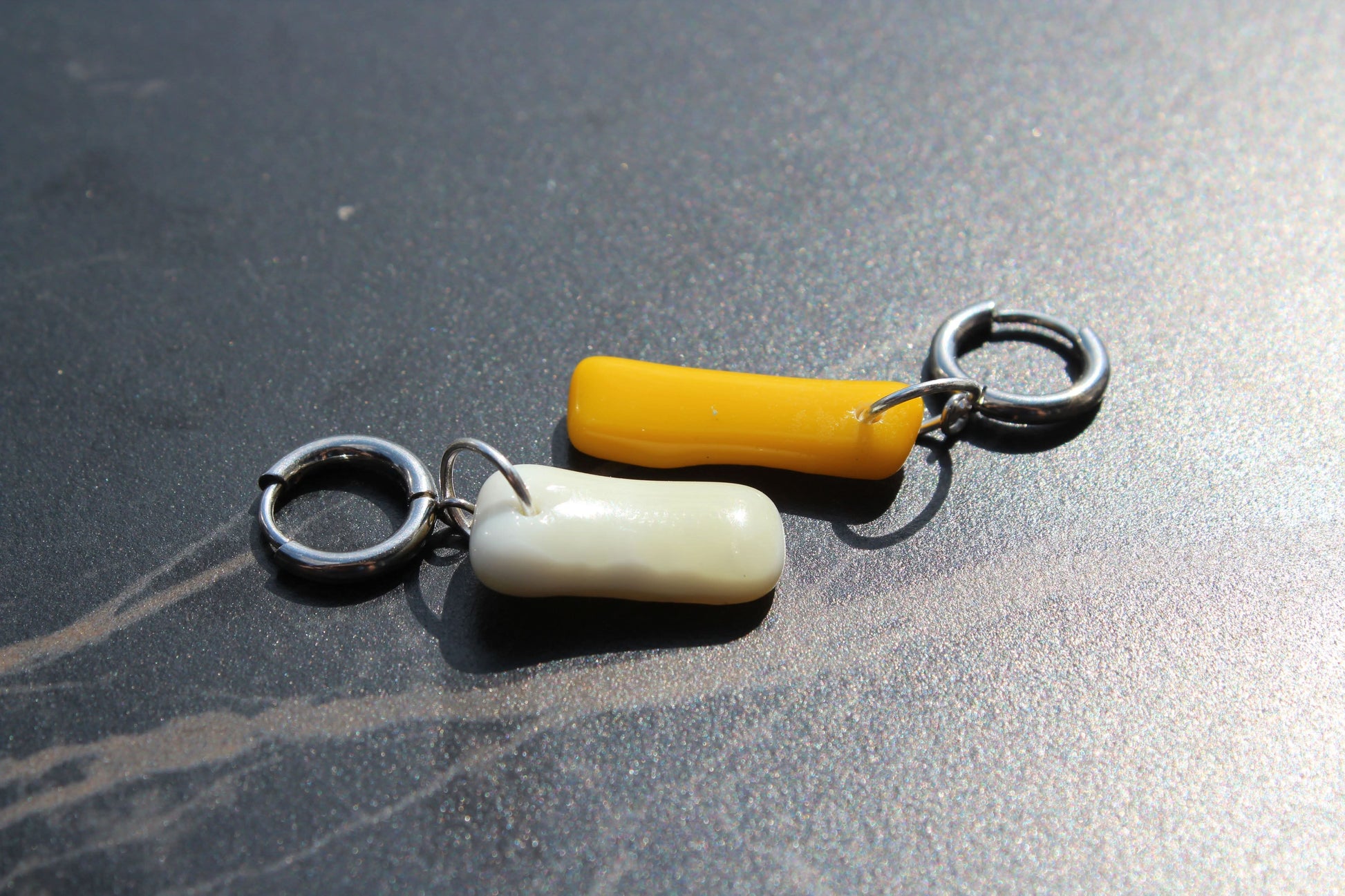 Boucles d’oreilles artisanales en verre jaune et ivoire, bijou fait main unique, produit éco-responsable.