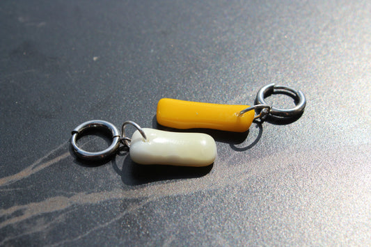 Boucles d’oreilles artisanales en verre jaune et ivoire, bijou fait main unique, produit éco-responsable.